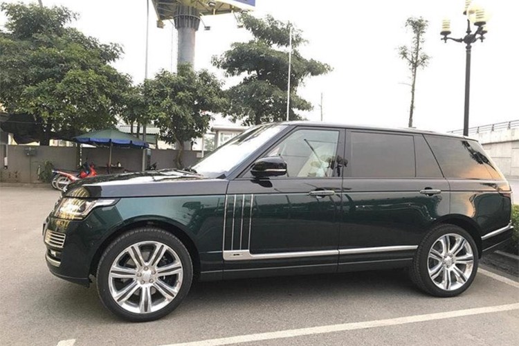 Chiếc  SUV hạng sang Range Rover SVAutobiography chính hãng tại Việt Nam này thuộc dự án chế tạo các mẫu xe đặc biệt của chi nhánh Special Vehicle Operations (SVO), xe được làm theo đơn đặt hàng của một khách hàng tại Lào Cai. Tổng giá trị của hợp đồng này có giá gần 20 tỷ đồng.